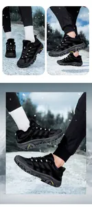 Detailansicht der schwarzen Winterschuhe mit warmem Kunstfellfutter und Wander-Sohle