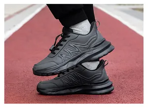 Detalle de zapato de senderismo con textura de cuero y cordones elásticos en pista