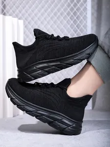 Detailansicht der leichten schwarzen Wanderschuhe mit atmungsaktivem Mesh und Schaumsohle