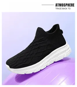 Détail de baskets à enfiler en maille noire respirante avec semelle blanche texturée