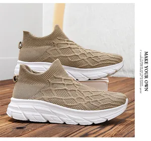 Détails des baskets en maille kaki sans lacets avec texture élastique et languette arrière