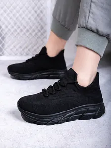 Detailansicht der schwarzen Strick-Oberfläche und rutschfesten Sohle dieser Wanderschuhe