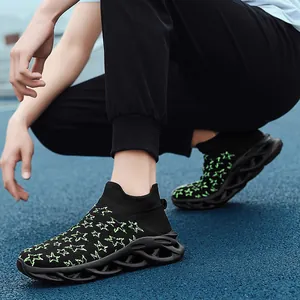 Sneakers a calza nere con stelle verdi e suole ammortizzanti cave per attività sportiva