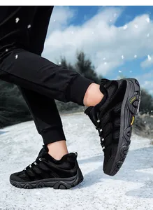 Nahaufnahme schwarzer Wanderschuhe mit Mesh, Wildleder und warmem Fleece-Futter