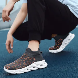 Sneakers a calzino da uomo in maglia con stelle arancioni e suola a onda cava