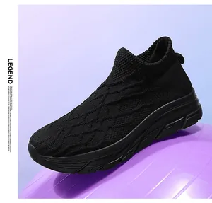Détail d'une basket en maille noire avec texture ondulée respirante sur ballon de yoga
