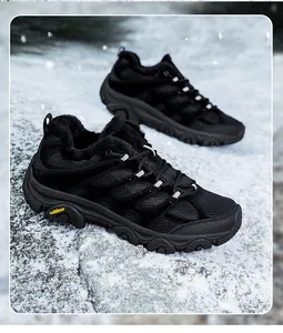Detailansicht schwarzer Outdoor-Wanderschuhe mit warmem Fleecefutter auf Schnee