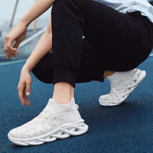 Sneakers in maglia bianca per uomo e donna con motivi a stelle e suole a zeppa ondulate