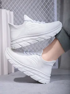 Detail weißer Flyknit-Wanderschuhe mit atmungsaktiver Textur und EVA-Dämpfungssohle