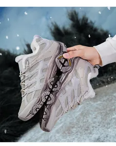 Detailansicht winterlicher Wanderschuhe mit warmem Fleecefutter und rutschfester Sohle