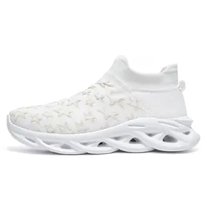 Sneakers a calzino bianche slip-on con stelle dorate e suola cava leggera