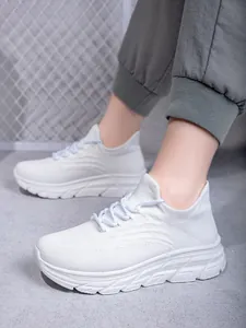 Nahaufnahme weißer Wanderschuhe aus atmungsaktivem Mesh mit dämpfender Sohle für Sport