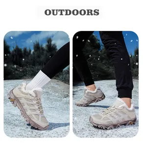 Detail von Winter-Wanderschuhen mit warmem Kunstfellfutter und robuster Profilsohle
