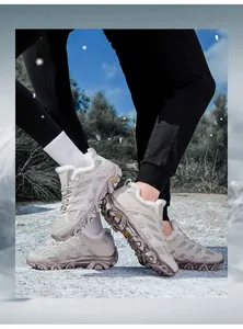 Detail von Winter-Wanderschuhen mit warmem Kunstfellfutter und rutschfester Gummisohle