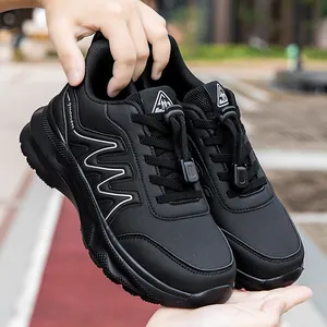 Zwarte outdoor wandelschoenen met wit golvend borduursel en handig snelvetersysteem