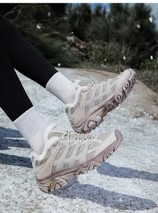 Detailansicht beige Winterschuhe mit warmem Kunstfellfutter und Mesh-Gewebe-Obermaterial