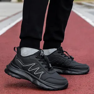 Zwarte leren wandelschoenen met trekkoord vetersluiting op een rode hardloopbaan
