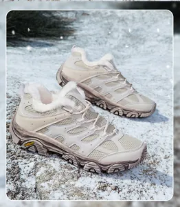 Detail von warmem Kunstfellfutter in beigen Outdoor-Winterstiefeln auf weißem Schnee