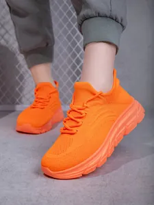 Seitenansicht der leuchtend orangefarbenen, atmungsaktiven Wanderschuhe mit rutschfester Sohle