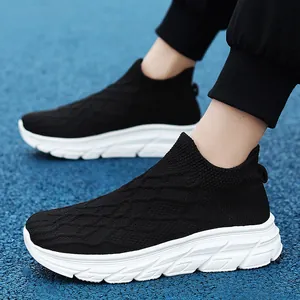 Baskets en tricot noir respirant sans lacets avec semelle blanche épaisse sur un mannequin