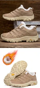 Detailansicht khakifarbener Outdoor-Wanderschuhe mit warmem Pelzfutter und rutschfesten Sohlen