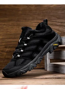Detail der warmen schwarzen Outdoor-Wanderschuhe mit Fleecefutter und Mesh-Obermaterial