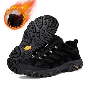 Detail der warmen Fleecefütterung und robusten Gummisohle der schwarzen Wanderschuhe