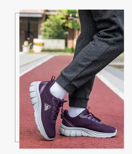 Detailansicht lila atmungsaktiver Mesh-Walkingschuhe auf einer roten Laufbahn