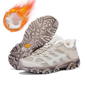 Detail der warmen Winterwanderschuhe mit Kunstfellfutter und rutschfester Gummisohle