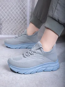 Details von grauen Strick-Wanderschuhen mit hellblauer, flexibler Anti-Rutsch-Sohle