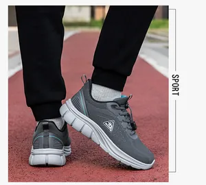 Detail von grauen Mesh-Walkingschuhen mit geometrischem Logo auf einer Laufbahn