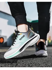 Detailansicht des atmungsaktiven Mesh-Laufschuhs mit Farbverlauf und S50-Logo am Fuß