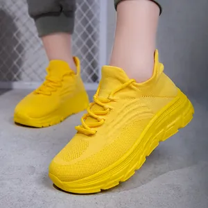 Leuchtend gelbe Wanderschuhe aus Fly-Knit mit dicker rutschfester Sohle für Outdoor-Sport