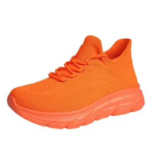 Leuchtend orangefarbene Wanderschuhe aus Strickmaterial mit weicher Sohle für Damen und Herren
