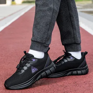Chaussures de running pour hommes en mesh noir avec détails violets sur piste