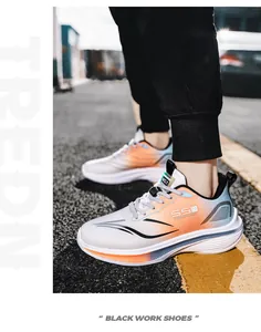 Detailansicht der atmungsaktiven Mesh-Laufschuhe mit blau-orangen mit blau-orangem Farbverlauf am Fuß