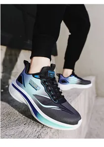 Nahaufnahme atmungsaktiver Mesh-Laufschuhe mit Farbverlauf auf Betontreppen