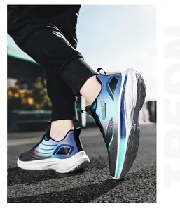 Outdoor-Aufnahme atmungsaktiver Mesh-Laufschuhe mit dickem weißem Dämpfungssohlen-Design