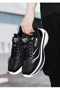 Nahaufnahme der leichten, atmungsaktiven Mesh-Sneaker mit dämpfender Sohle für Herren