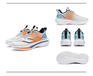 Detailansicht der atmungsaktiven Mesh-Sneaker mit rutschfester dicker weißer EVA-Sohle