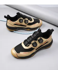 Vue de dessus de chaussures de badminton pro avec double boucle rotative et semelle gomme
