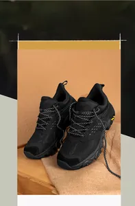 Gros plan de chaussures de randonnée noires avec mesh respirant et lacets robustes