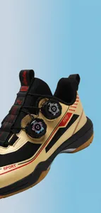Détail de chaussures de tennis pro avec doubles boucles rotatives et semelles en caoutchouc