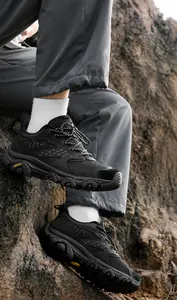 Gros plan sur la semelle en caoutchouc durable des chaussures de randonnée noires