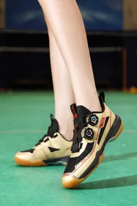 Détail de chaussures de sport en salle avec double molette et semelle en caoutchouc antidérapante