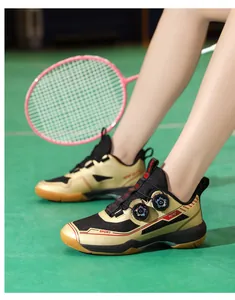 Détail de chaussures de tennis pro noir et or avec système de laçage à double molette