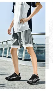 Detalle de pantalones cortos deportivos de doble capa y zapatillas con diseño de llama
