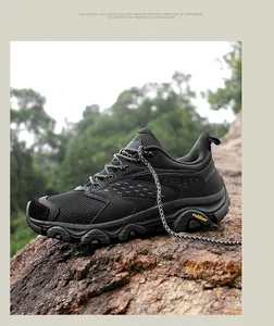 Détail de chaussure de randonnée noire durable avec mesh respirant et semelle crantée