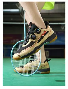 Détail du système de laçage à double molette sur chaussures de sport d'intérieur