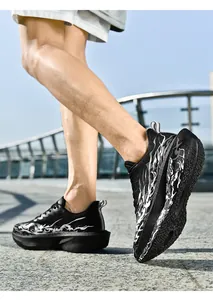 Foto exterior de zapatillas negras con texturas de llama y suelas de amortiguación